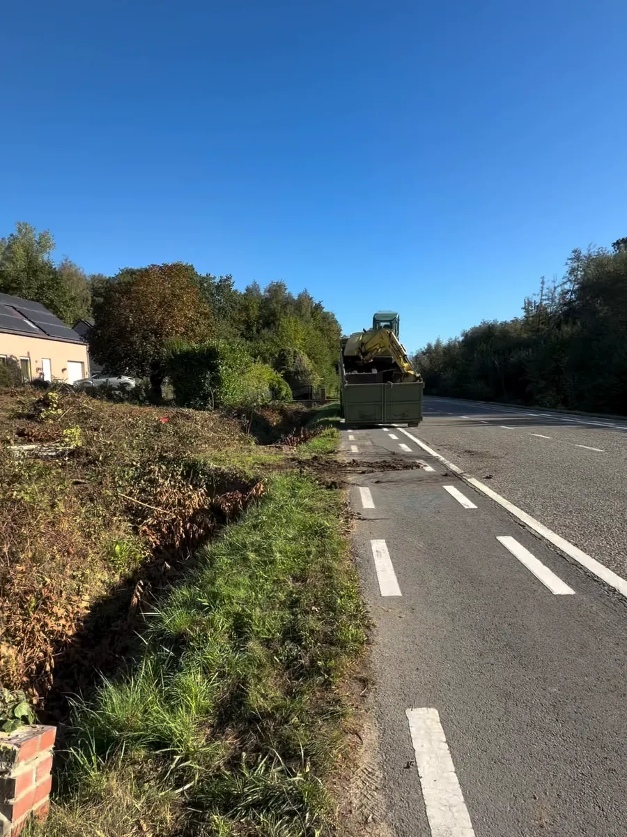 Talus dégagé après débroussaillage, la remorque chargée.